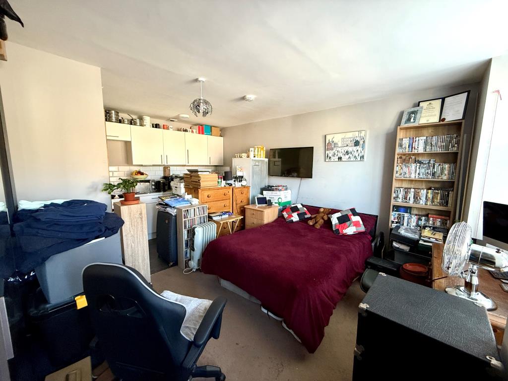 Lot: 171 - RESIDENTIAL INVESTMENT WITH POTENTIAL - Studio flat three